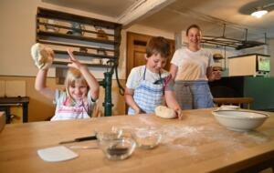 Kinder kneten mit großer Freude einen Teig